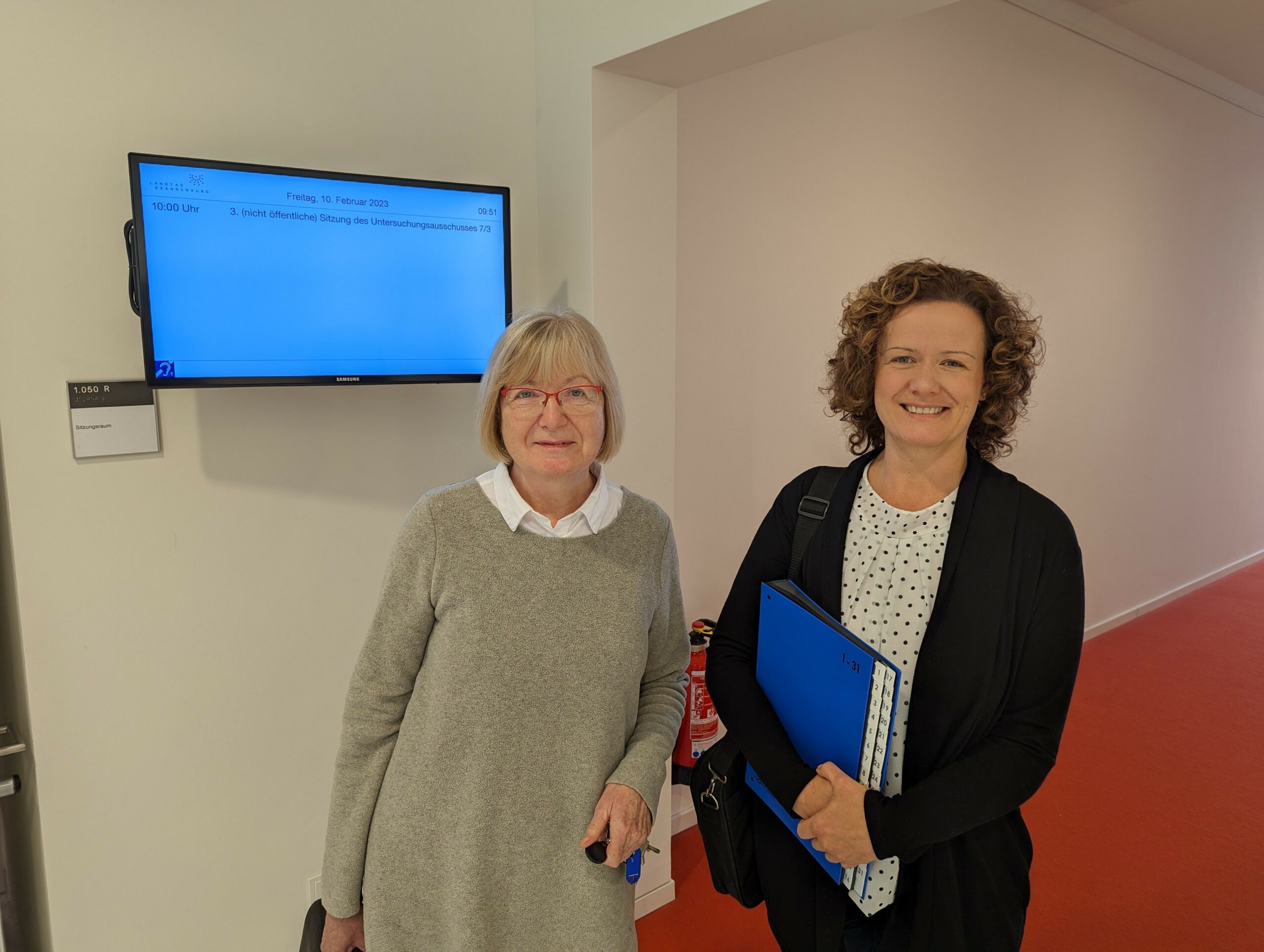 Fraktionsmitglied Christine Wernicke (MdL) und Referentin Dr. Stefanie Gebauer vor dem zweiten Corona-Untersuchungsausschuss.